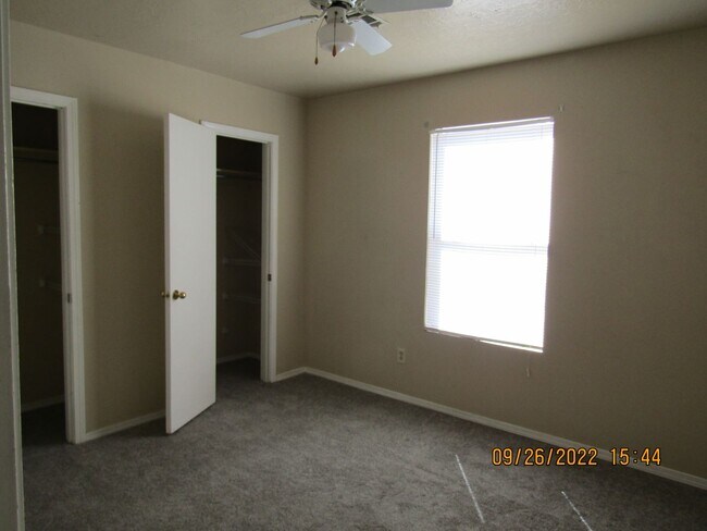 Building Photo - Very nice home located in the Rolling Hill...