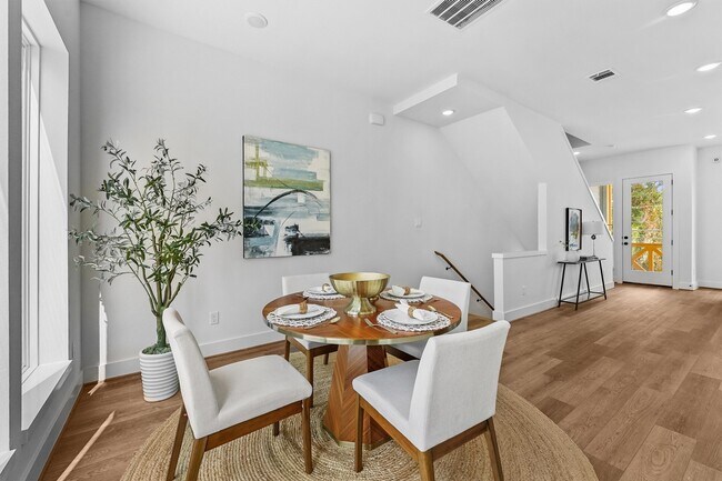 Building Photo - 3903 Pinemont Dr