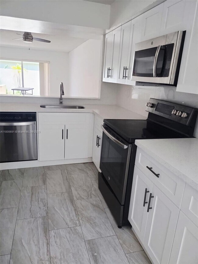 Building Photo - 3 bedroom in Aventura FL 33180