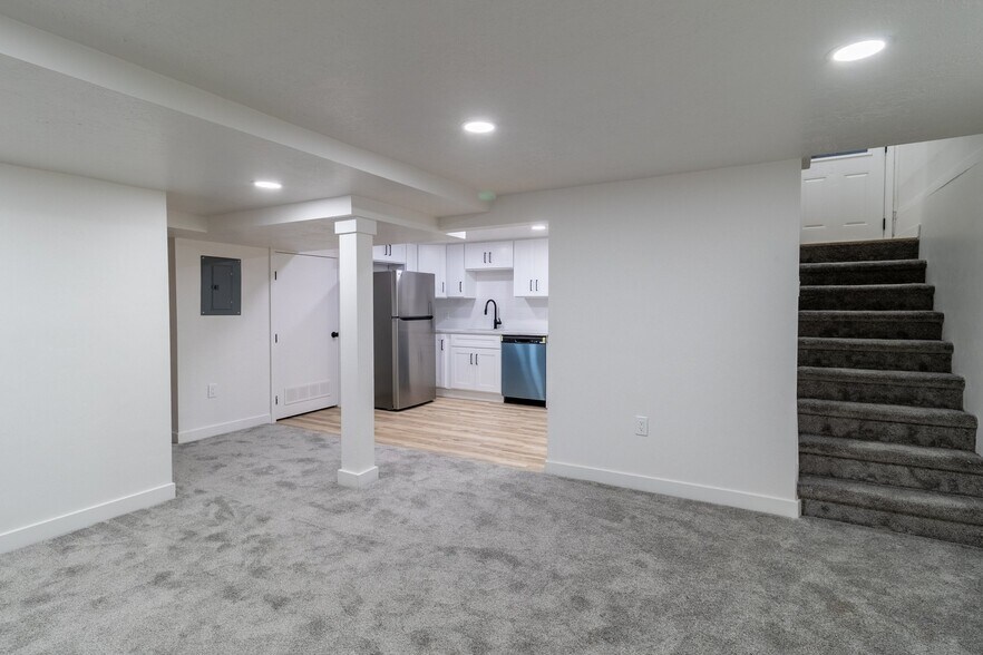 Building Photo - 5065 600 W