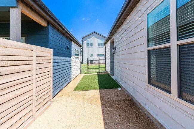 Building Photo - 1438B Forward Dr