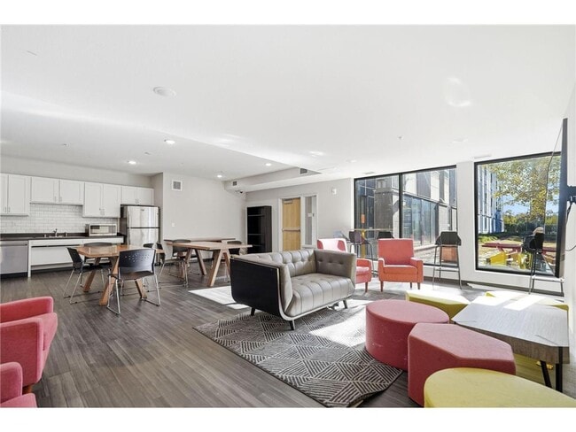 Building Photo - 2318 Jefferson St NE