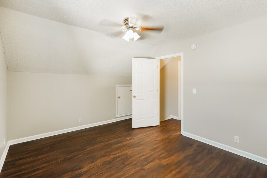 Building Photo - 1464 Rochester Dr