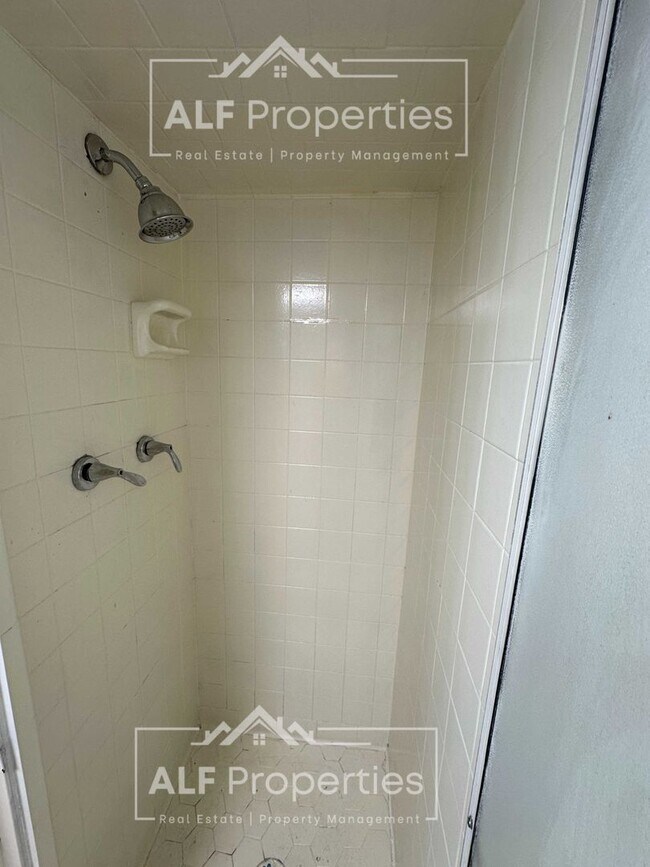 Building Photo - Newly Renovated 1 Bedroom Apartment – Walk...