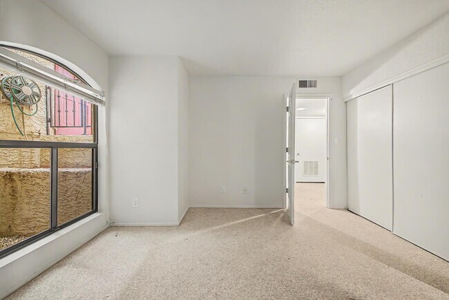 Building Photo - 5736 N 25th St