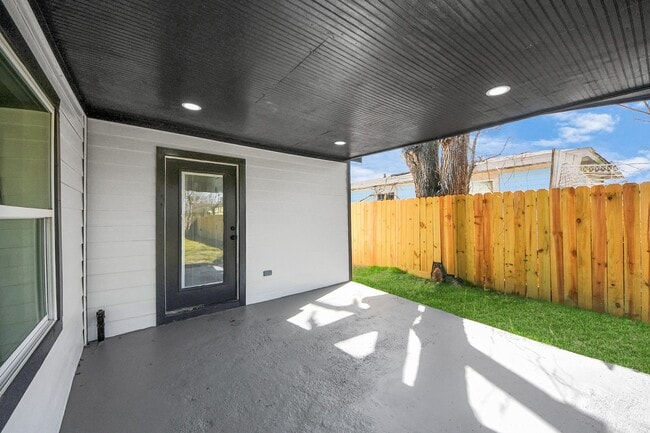 Building Photo - 918 Loper St