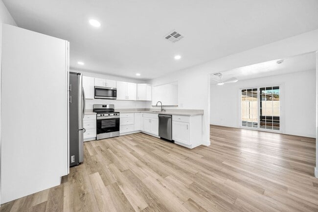 Building Photo - 3330 E Gelding Dr