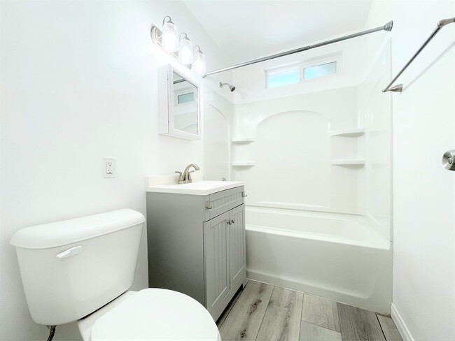 Building Photo - Remodeled Home with Views!