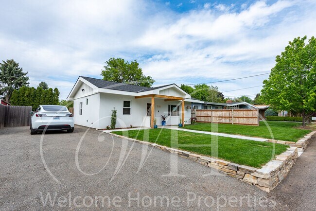 Building Photo - Country Living in Gorgeous 2 Bedroom Home Near Town