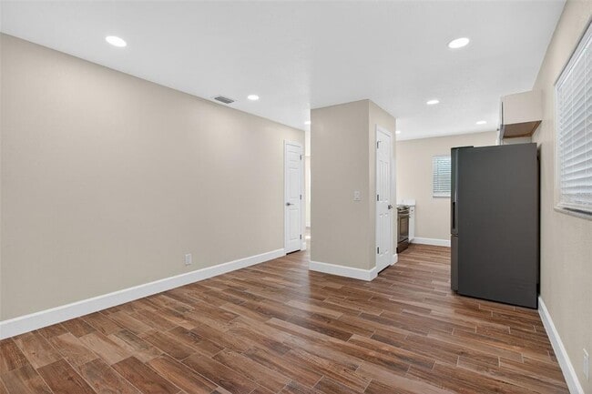 Building Photo - 3117 W La Salle St