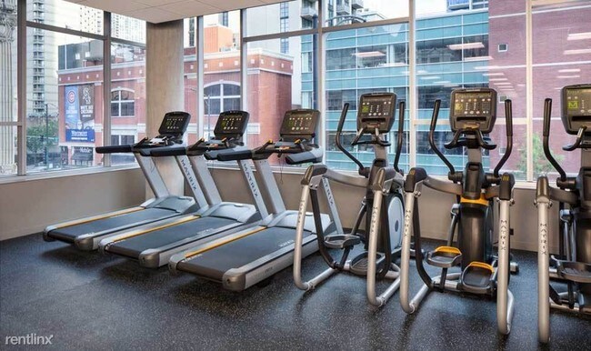 Building Photo - 1 br, 1 bath Condo - 730 N La Salle Dr 2005