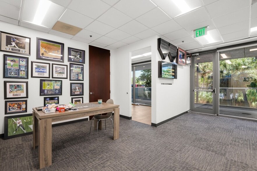 Building Photo - 2701 N Rocky Point Dr