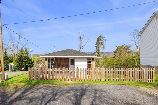 Building Photo - 389 Thompson St