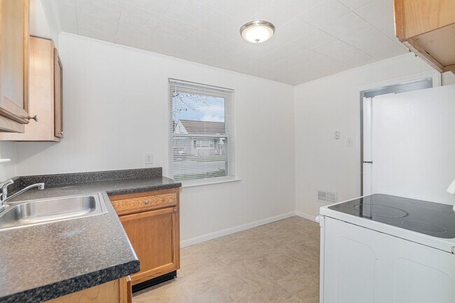 Building Photo - Charming 2BR Cape Cod