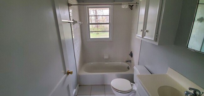 Building Photo - 2 Bedroom 1 Bathroom House!