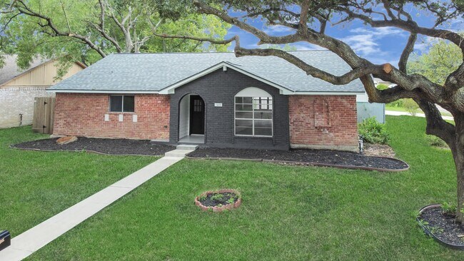 Building Photo - 3400 Surrey Ln