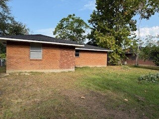 Building Photo - 300 Maple St