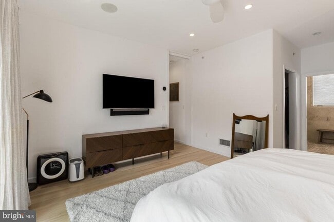 Building Photo - 1108 N Bodine St