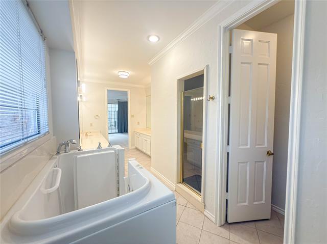 Building Photo - 5991 Lindenshire Ln