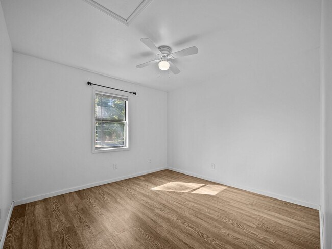 Building Photo - 110 Ravenwood Dr