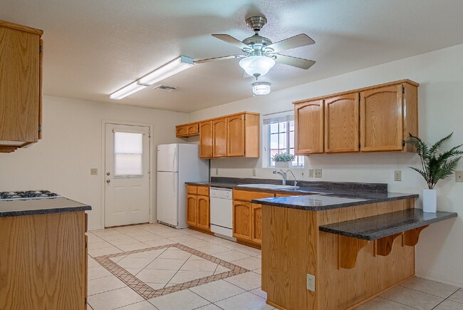 Building Photo - "Well Maintained 2-Bedroom, 2 Bathroom hom...