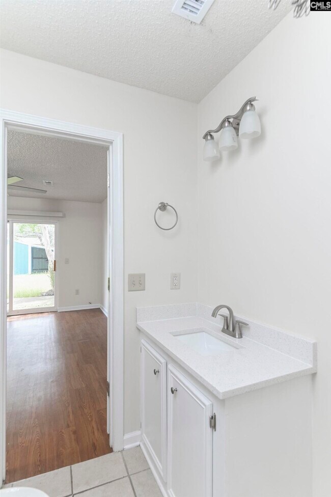 Building Photo - 105 Hutto Hill