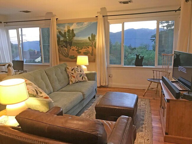 Building Photo - 3-Bedroom Home in Glendale's Foothills with RV Parking!