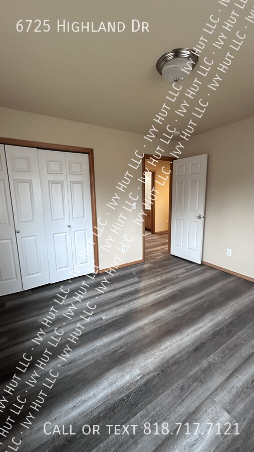 Building Photo - 6725 Highland Dr