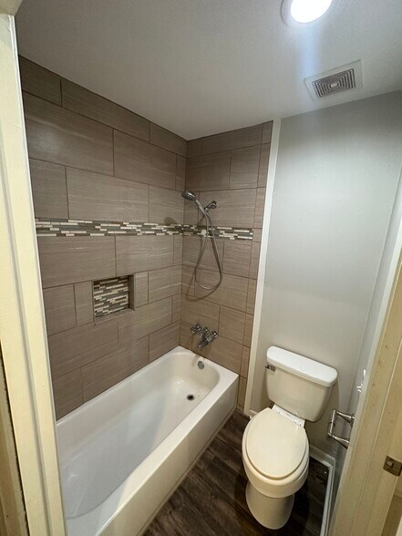 Building Photo - 105 Ivanhoe Dr