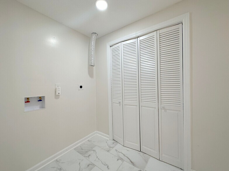 Building Photo - 1417 La Chateau Dr