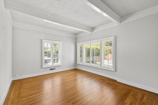 Building Photo - 1536 Eastmoor Rd