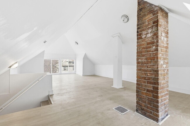 Building Photo - 550 Mt Vernon St