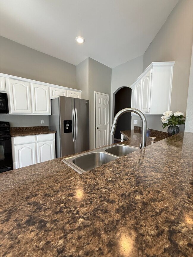 Building Photo - Adorable 4/2/2 located minutes from Weathe...