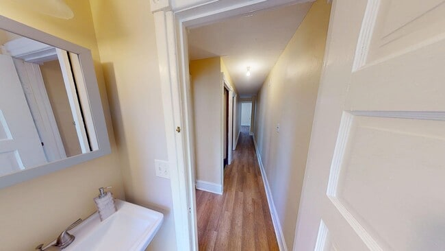 Building Photo - Charming 3 Bedroom Home
