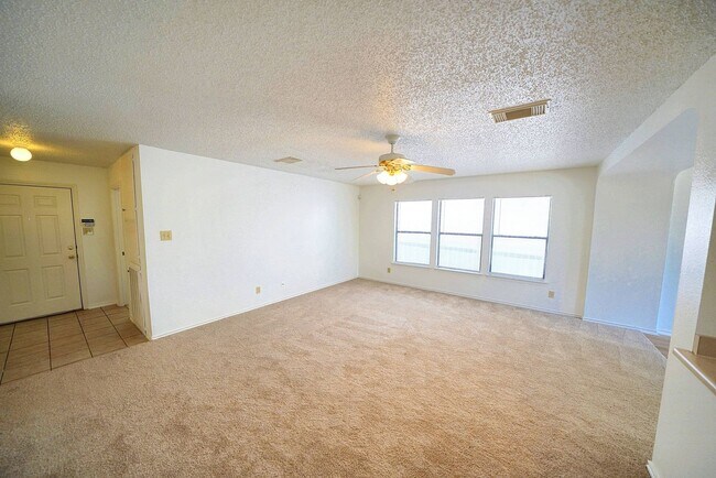 Building Photo - Move-in Ready Home Available in Converse -...