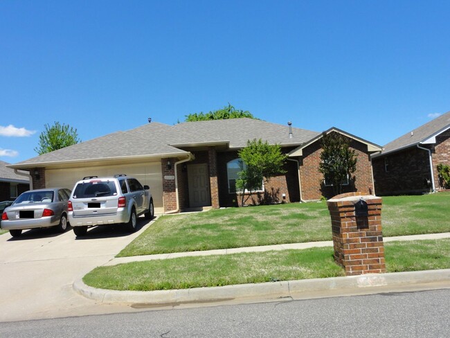 Primary Photo - 3 bedroom 2 bath home close to campus