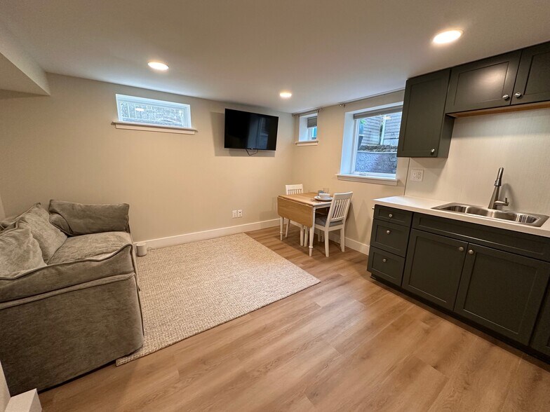 Building Photo - 2412 Columbia St SW