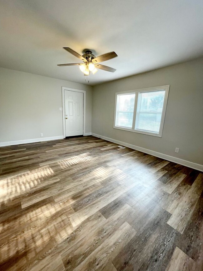 Building Photo - 2 Living Area's & 2 Car Garage - Near MSU,...