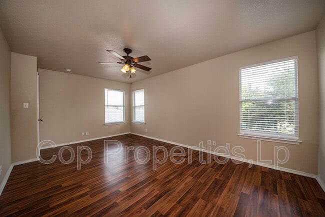 Building Photo - 518 Reba