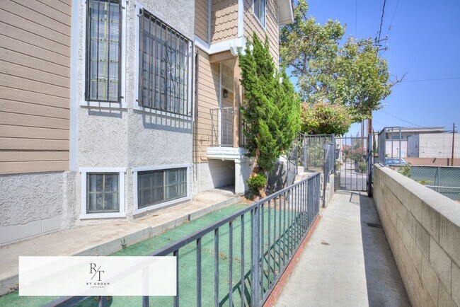 Building Photo - Beautiful Front Unit in Gated Community – ...