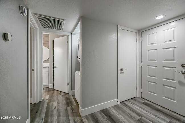 Building Photo - 2146 W Isabella Ave