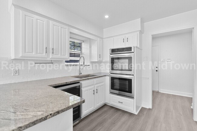 Building Photo - Charming Home Centrally Located in the DFW