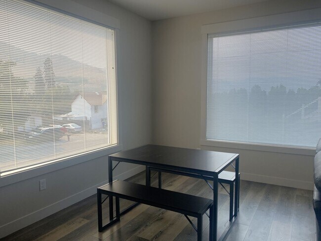 Building Photo - Year Round Rental- 4 bedroom, 2.5 bath in Chelan