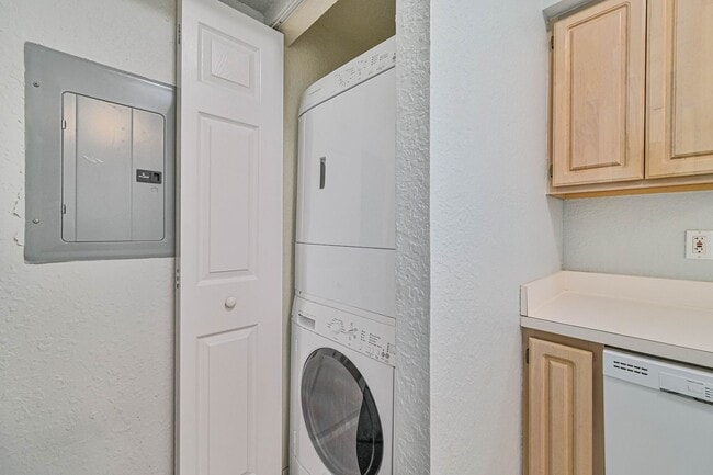 Building Photo - ** RARE 1 bed/1bath Condo in North Bonita ...