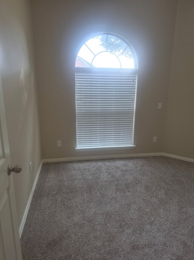 Building Photo - 709 Shady Meadow Ln