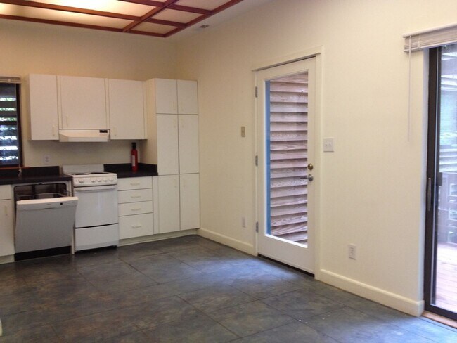 Building Photo - 1 Bed Apartment super close to UNC campus!  Quiet neighborhood & feels like living in a Tree House!