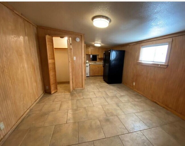 Building Photo - Bungalow close to the Lake