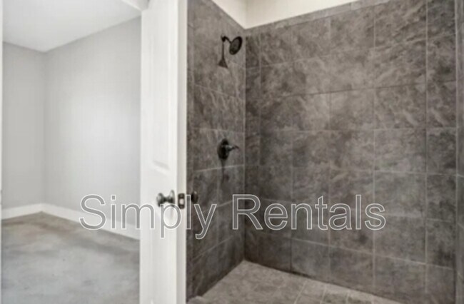 Building Photo - 705 Maple St