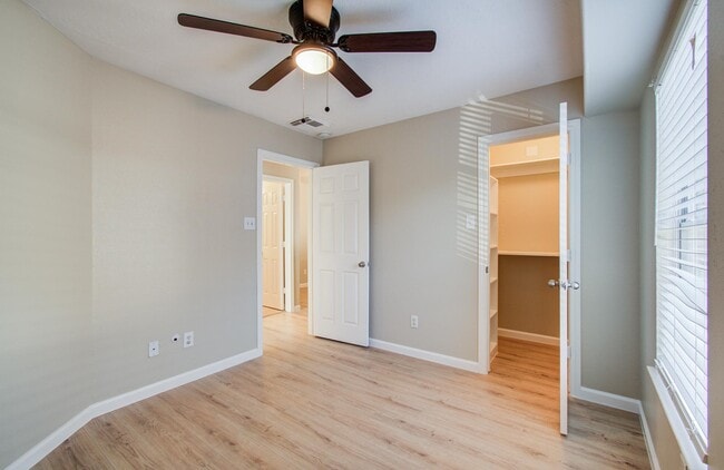 Building Photo - 17230 Oakwood Chase Dr