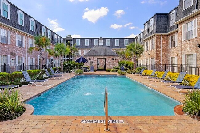 Building Photo - 351 N Post Oak Ln